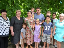 Жительнице Первомайска вручили удостоверение и нагрудный знак к почетному званию Украины «Мать-героиня»