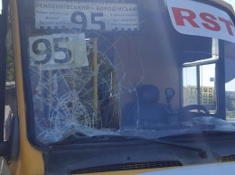 Деталь троллейбусной сети разбила лобовое маршрутки, перевозившей пассажиров (Фото)