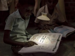 Компания Deciwatt создала «вечный» фонарь для бедных стран