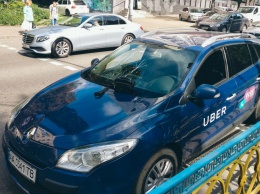 В Киеве водитель популярного такси сбил пожилую женщину на пешеходном переходе