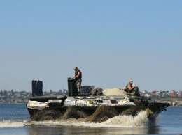 Николаевские десантники провели плановые занятия по вождению колесных бронетранспортеров на воде
