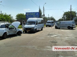 В Николаеве масштабное ДТП: двое пострадавших, Варваровский мост перекрыт