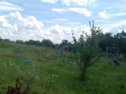 В Одесской области на сельском кладбище установили детскую площадку
