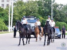 В Мариуполе появилась туристическая полиция на мотоциклах, велосипедах и лошадях