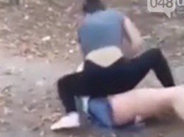 Подростковая жестокость: на Черемушках записали на видео избиение школьницы (ФОТО)