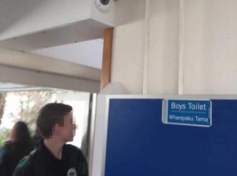Старшеклассники в Новой Зеландии обнаружили камеры наблюдения в туалетах