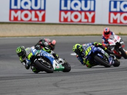 MotoGP: Кратчлоу проиграл Росси из-за задней покрышки