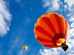 Полет затянулся: в Кировоградской области воздушный шар с людьми застрял на восьмиметровой высоте (ФОТО)