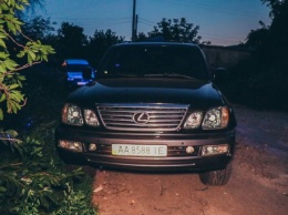 Испугался, что будут бить: в Киеве BMW протаранила три авто и «влетела» в дерево. ФОТО