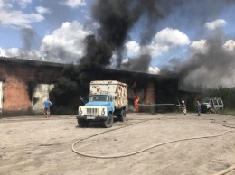Крупный пожар в Харьковской области: пострадали спасатели (фото)