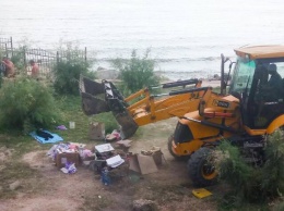 В Черноморске трактором выгоняли туристов с пляжа