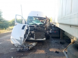 Рейсовый автобус влетел в грузовик в Днепропетровской области: 4 пострадавших