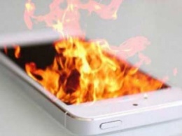 Появилось видео, как iPhone взорвался в машине и устроил пожар