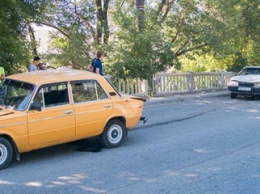 В Днепре на Кротова из-за ям на дороге столкнулись два ВАЗа
