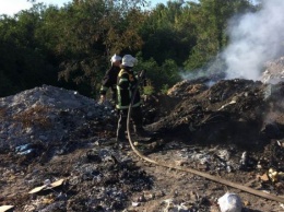 В Полтавской обл. горит свалка, огнем охвачено 8 соток с отходами