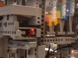 Рекорд Гиннеса: сложнейший механизм из элементов Lego перемещает шарики в течение 40 минут