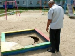 В Кемеровской области детскую песочницу установили на открытый люк
