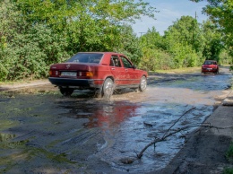 Мокрый Днепр: из-за прорыва водопровода улица превратилась в реку