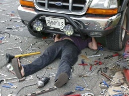 В Овидиополе на мужчину во время ремонта упало авто, переломав ему ребра