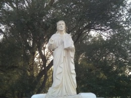 В Галиче вандалы оторвали руку статуе Христа