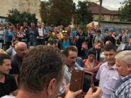 Новая форма протеста: сотня людей блокировала железную дорогу во Львове