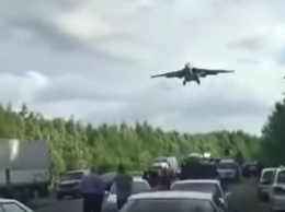 Опубликовано видео посадки боевых самолетов на дорогу под Хабаровском