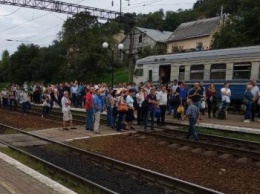 В заблокированном во Львове переполненном поезде билеты были лишь у половины пассажиров