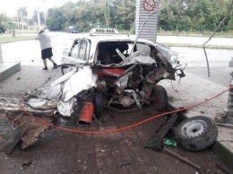 На тернопольской заправке взрывом разорвало половину такси. Фото