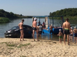 В Воронеже посмеялись над въехавшим в воду внедорожником