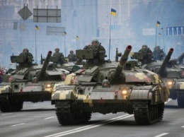 Военная техника в центре Киева влетела в витрину, первые фото с места ЧП