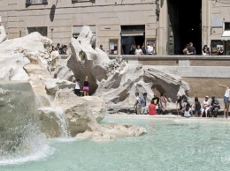 В Риме туристы искупались голышом в фонтане