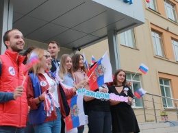 Молодежка ОНФ проводит по всей стране акции ко Дню флага РФ