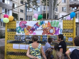 Жители керченской многоэтажки застольем и концертом отметили день рождения двора