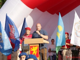 Конкурс рисунков на асфальте и дарение нагаек: в Керчи отметили День государственного флага РФ