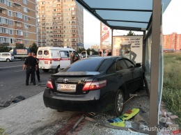 ДТП возле Черноморска: «Toyota» от удара врезалась в остановку. Фото