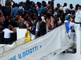 Италия может приостановить взносы в ЕС, если ей не помогут с мигрантами
