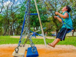 «В строгом режиме»: В Омске детскую площадку оградили колючей проволокой