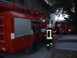 Утром в Николаеве тушили пожар на предприятии - загорелся вулканизационный пресс