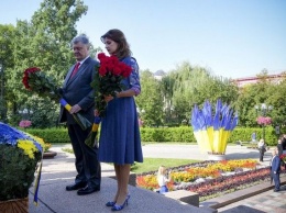 "Слава украинскому народу!": Порошенко с женой приняли участие в мероприятиях по случаю Дня Независимости Украины