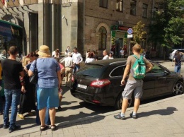 Киевляне оригинально "поздравили" наглого героя парковки с Днем Независимости: фото