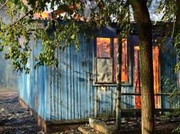 В Варваровке горели деревянные домики на территории бывшей турбазы