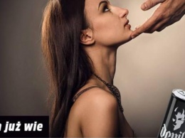 "Она уже знает, что будет у нее во рту": в Польше запретили сексистскую рекламу энергетического напитка