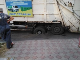 В Черноморске мусоровоз продавил асфальт и провалился колесом в ливневку