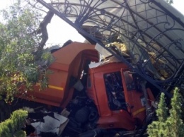 В Крыму грузовик на трассе протаранил бетонные заграждения и металлический навес
