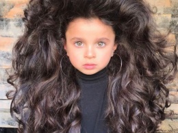 Пятилетняя девочка стала звездой Instagram из-за необыкновенных волос. Фото