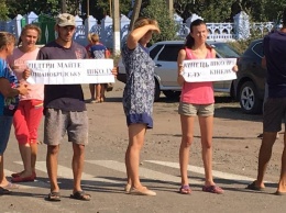 На Николаевщине жители перекрыли трассу, требуя не закрывать среднюю школу
