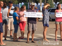 Жители села в Веселиновском районе, перекрывавшие трассу, добились обещания не закрывать школу