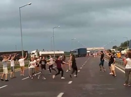 На украино-польской границе группа туристов устроила зажигательные танцы (ВИДЕО)