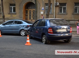 В Николаеве пьяная дама за рулем Skoda въехала в припаркованное авто и заявила, что это не она