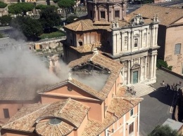 В центре Рима обвалилась крыша исторического здания: фото с места событий